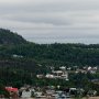 <p align=left>Tadoussac, vue du traversier. Les petits points blancs en haut, vers la droite, c'est le camping de Tadoussac.